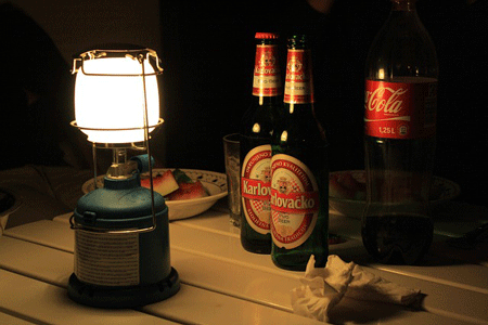 Lampe und Bierflaschen