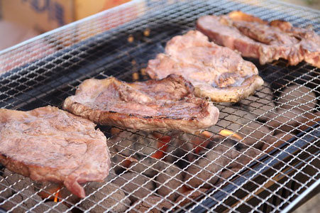 Steaks auf dem Grillrost