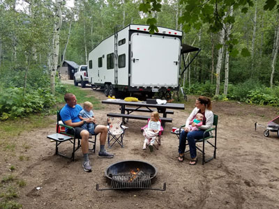 Familie beim Lagerfeuer